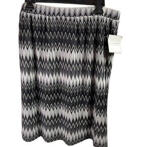 SAG HARBOR Ladies Elastic Waist Above Knee Chevron Print Skirt Black Size Medium